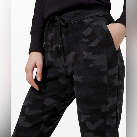 Lululemon Scuba High Rise Jogger Fleece 28” in Heritage 365 Camo Size 4 - Picture 3 of 8